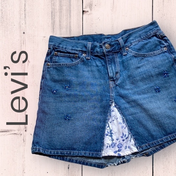 💙 Levis Denim Retro Mini Skirt with Floral Insert with Embroidery Size 27 - Picture 2 of 16